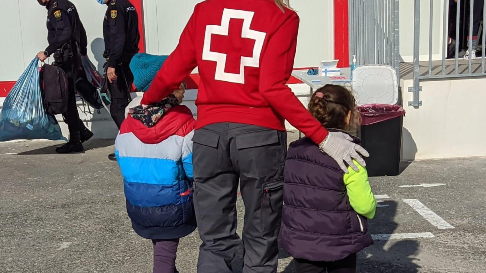 Rescatan a cinco pateras a lo largo de tres días en las costas de Alicante, en la imagen la atención a dos menores en una anterior.