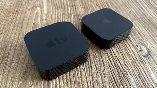 Apple TV de 2021 (izq.) y de 2022 (der.)