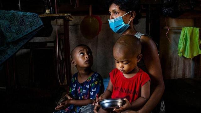 Imagen de archivo de mujer con niños