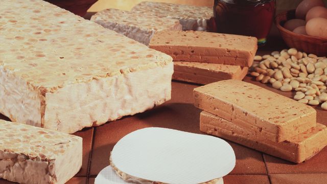 La venta del turrón de Xixona es una de las señales con que se adelanta la Navidad.
