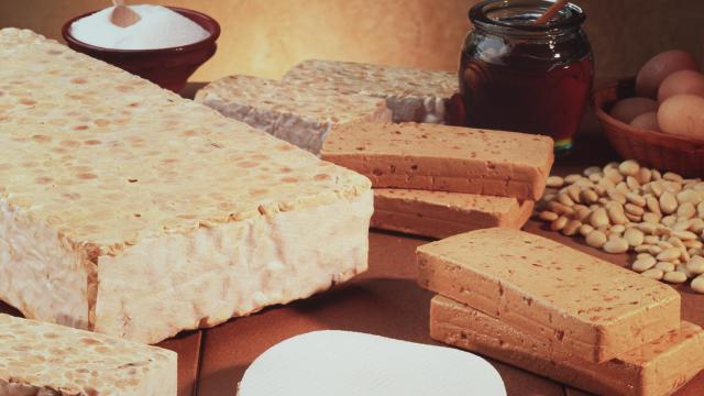La venta del turrón de Xixona es una de las señales con que se adelanta la Navidad.