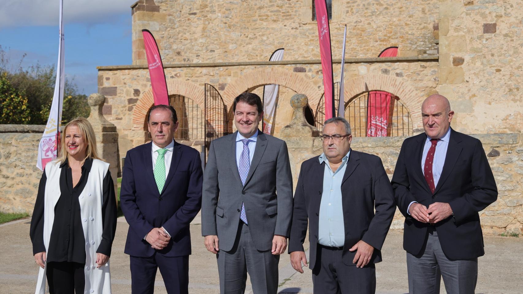 Mañueco en Villaciervos (Soria) durante el Anuncio de las obras de las cúpulas de la energía