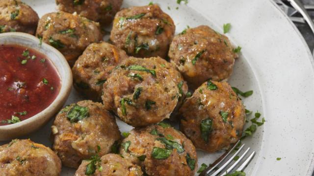 Receta de albóndigas con almendras en salsa de tomate.