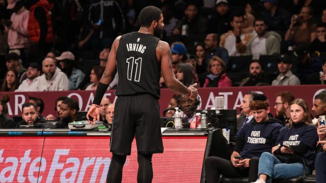 Kyrie Irving, frente a aficionados que lucen mensajes contra el antisemitismo