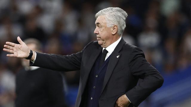 Ancelotti da instrucciones a los jugadores del Real Madrid.