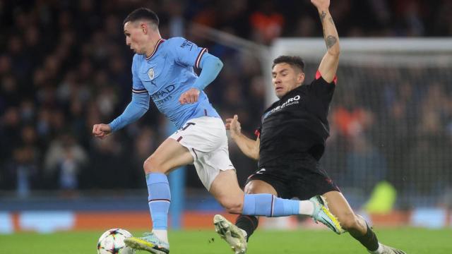 Foden se marcha de un jugador del Sevilla.