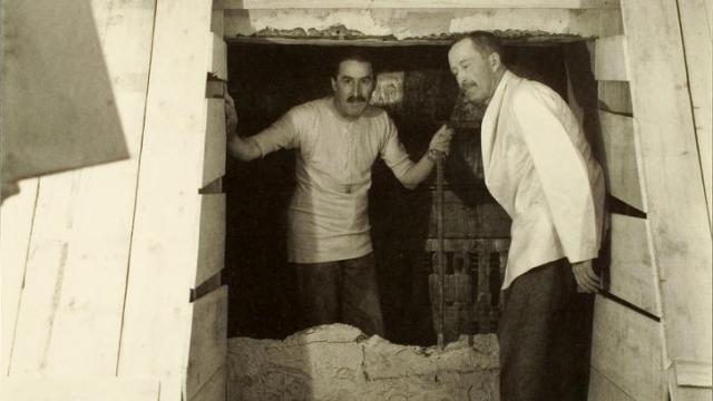 Howard Carter y su mecenas, lord Carnarvon, fotografiados por Henry Burton en 1922 durante la apertura de la tumba de Tutankamón.