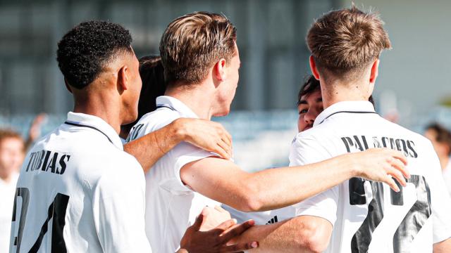 Piña de los jugadores del Real Madrid para celebrar un gol ante el Celtic