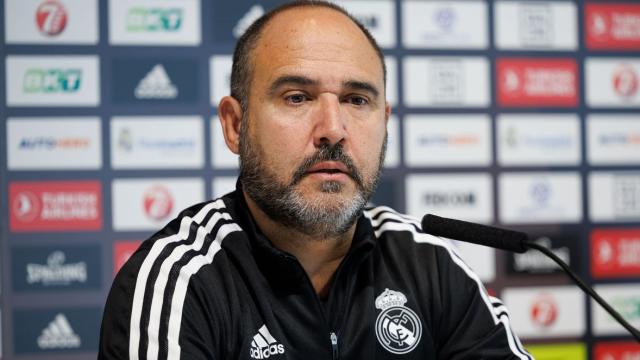 Chus Mateo, en rueda de prensa con el Real Madrid de Baloncesto