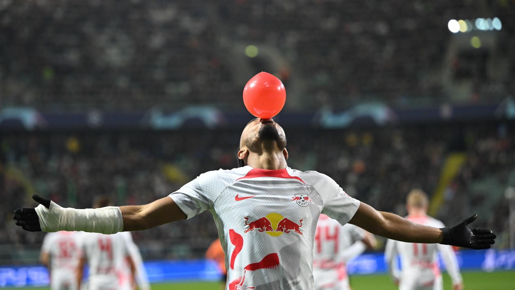 Nkunku celebra su gol con un globo.