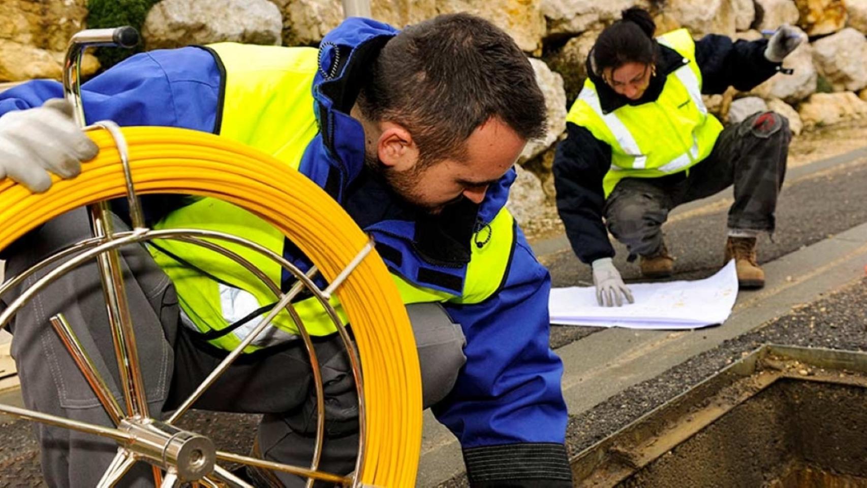 Operarios instalando una red de fibra óptica.