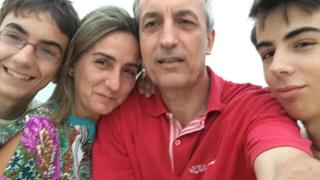 Milagros Tolón y Antonio Guijarro junto a sus hijos.
