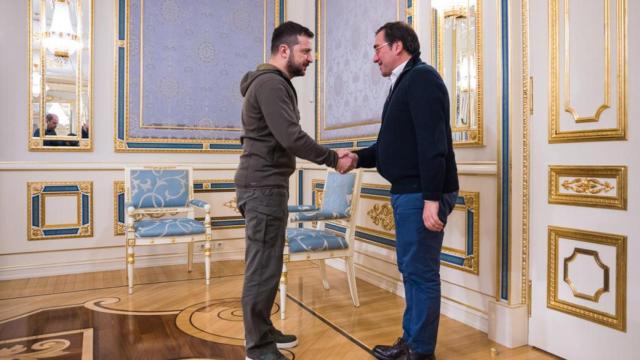 El presidente de Ucrania, Volodímir Zelenski, y el ministro José Manuel Albares, este miércoles en Kiev.
