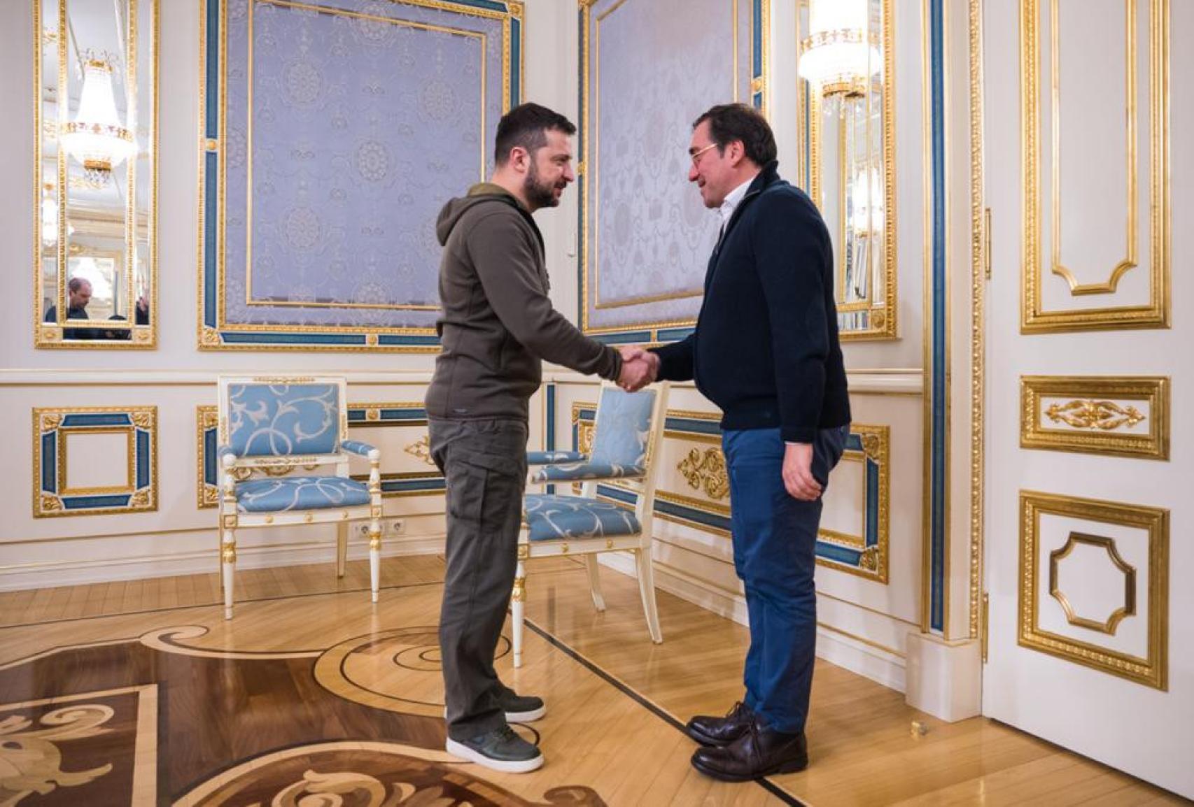 El presidente de Ucrania, Volodímir Zelenski, y el ministro José Manuel Albares, en Kiev.