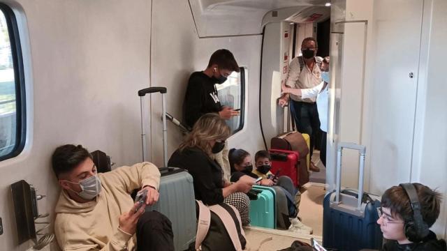 Pasajeros sentados en el suelo tras la incidencia del tren de Extremadura.