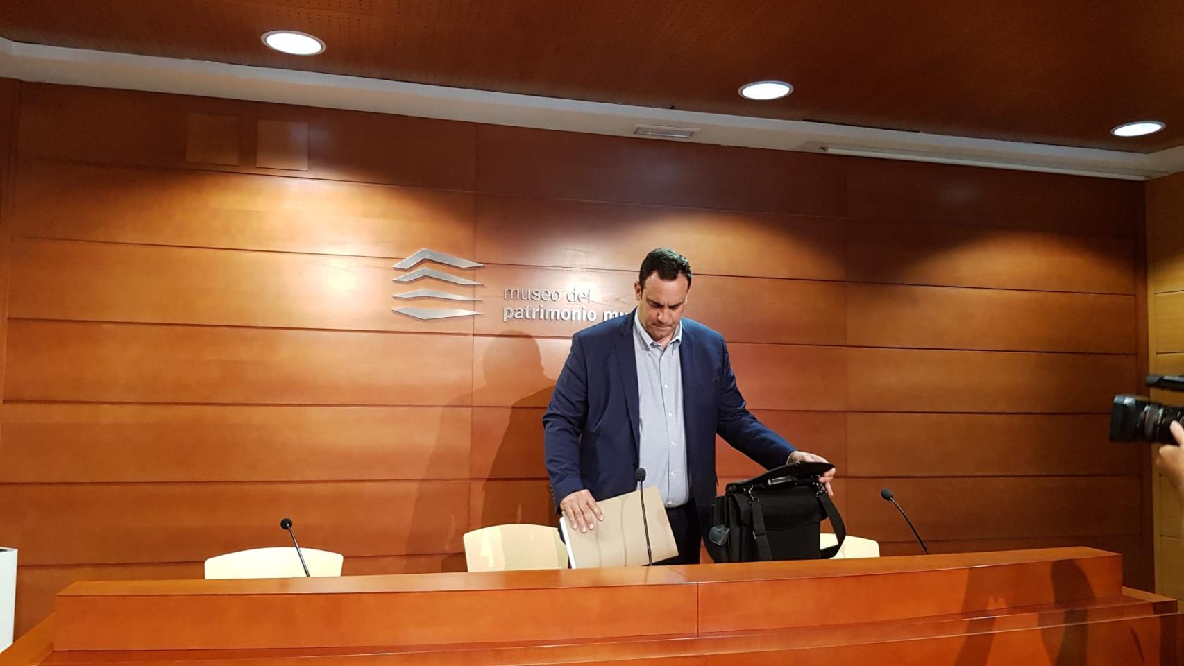 El gerente de Smassa, Manuel Díaz, llega a la rueda de prensa ante los medios.