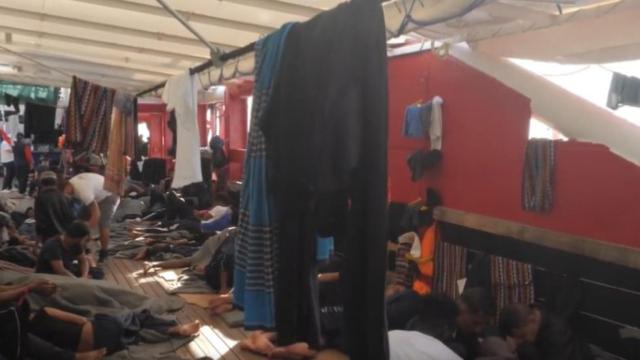 Decenas de migrantes en uno de los barcos de las ONG que operan en el Mediterráneo.