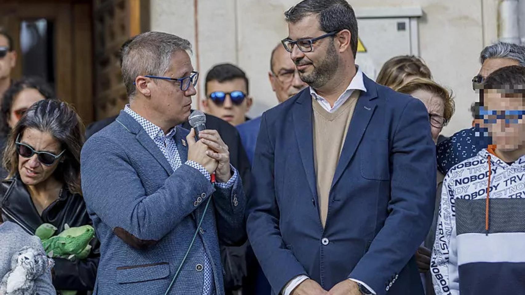 Eugenio García, padre de Olivia, durante el sepelio de la menor en Torrecaballeros (Segovia).