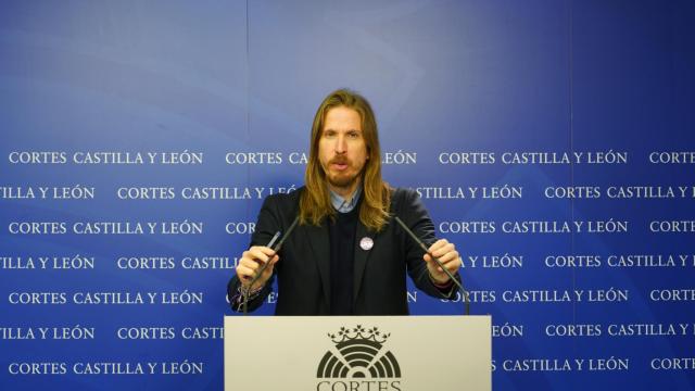 El procurador de Unidas Podemos, Pablo Fernández, durante su rueda de prensa de este jueves en las Cortes.