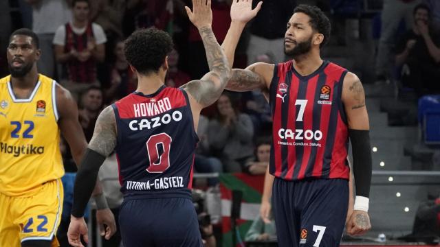Markus Howard celebra una canasta anotada para el Baskonia.