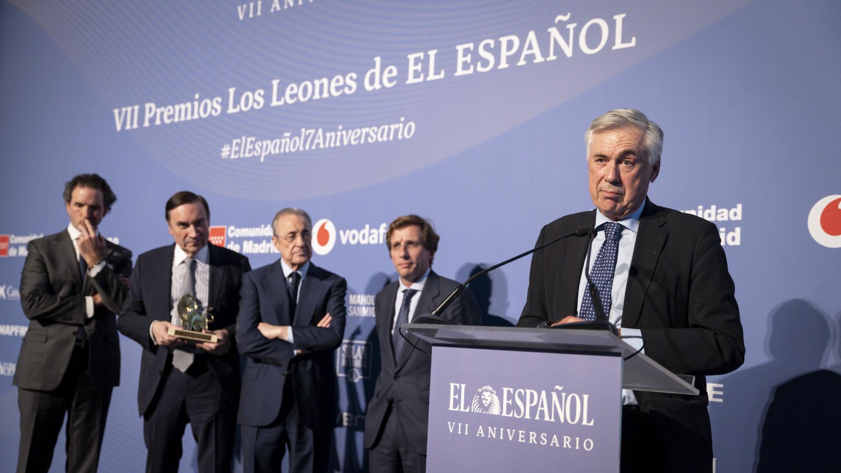 Eduardo Petrossi, consejero delegado de Mahou San Miguel; Pedro J. Ramírez, director y presidente ejecutivo de EL ESPAÑOL; Florentino Pérez, presidente del Real Madrid; José Luis Martínez Almeida, alcalde de Madrid; y Carlo Ancelotti, entrenador del Real Madrid