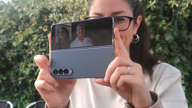 El Galaxy Z Fold 4 ha triunfado en dos fiestas y la culpa la tienen sus dos pantallas y sus cámaras