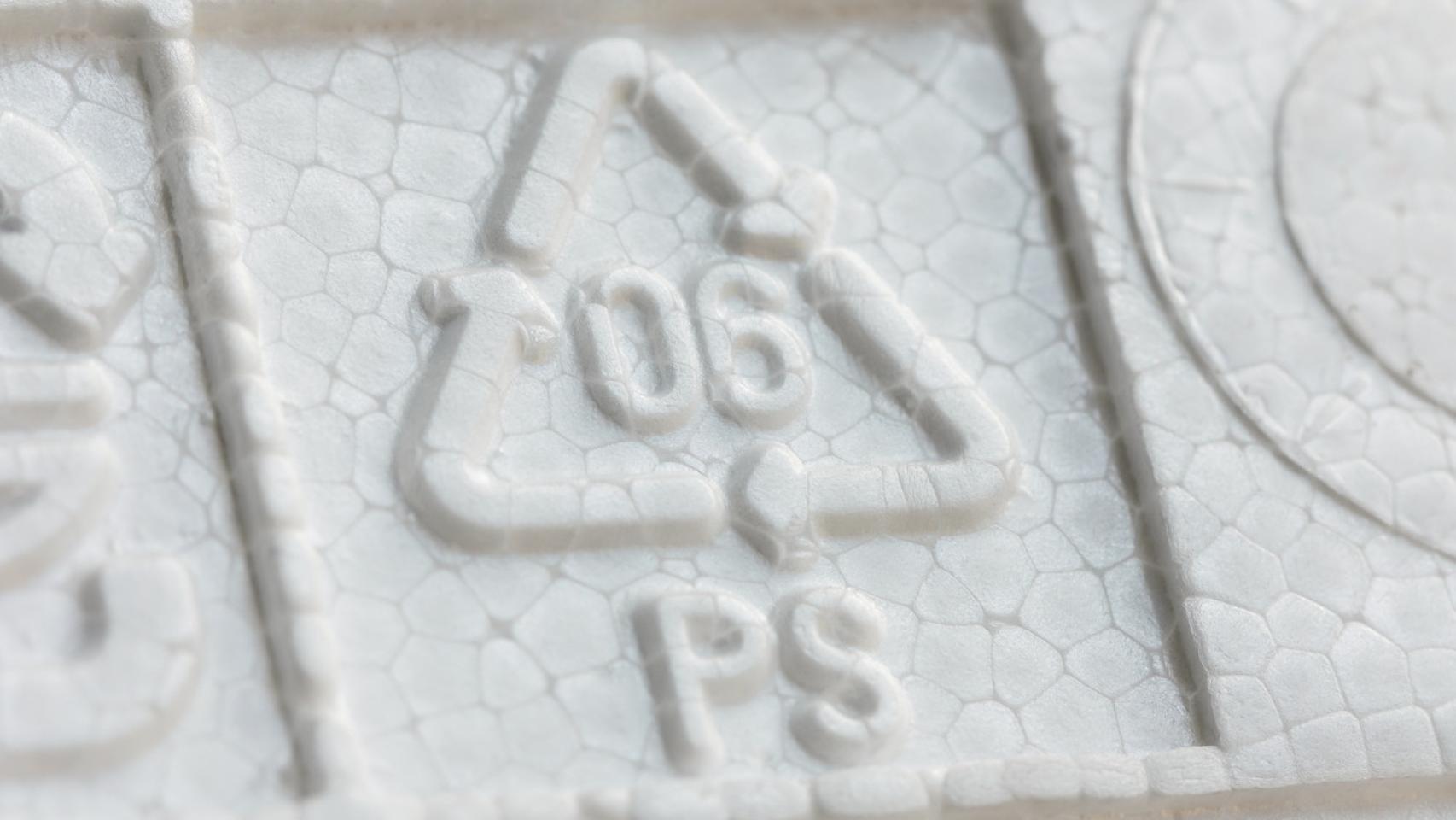 Triángulo del reciclaje en un envase de plástico.