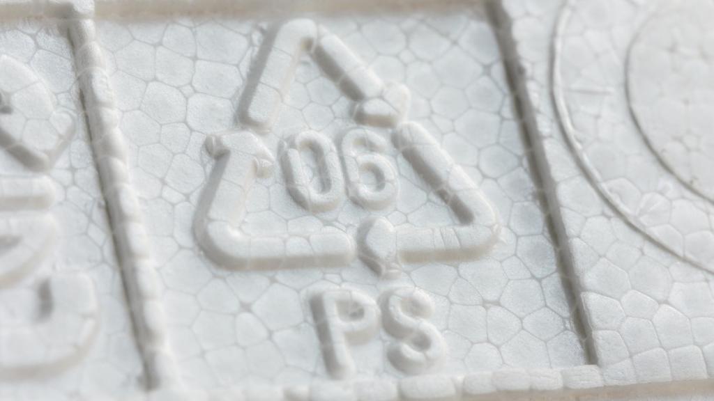 Triángulo del reciclaje en un envase de plástico.