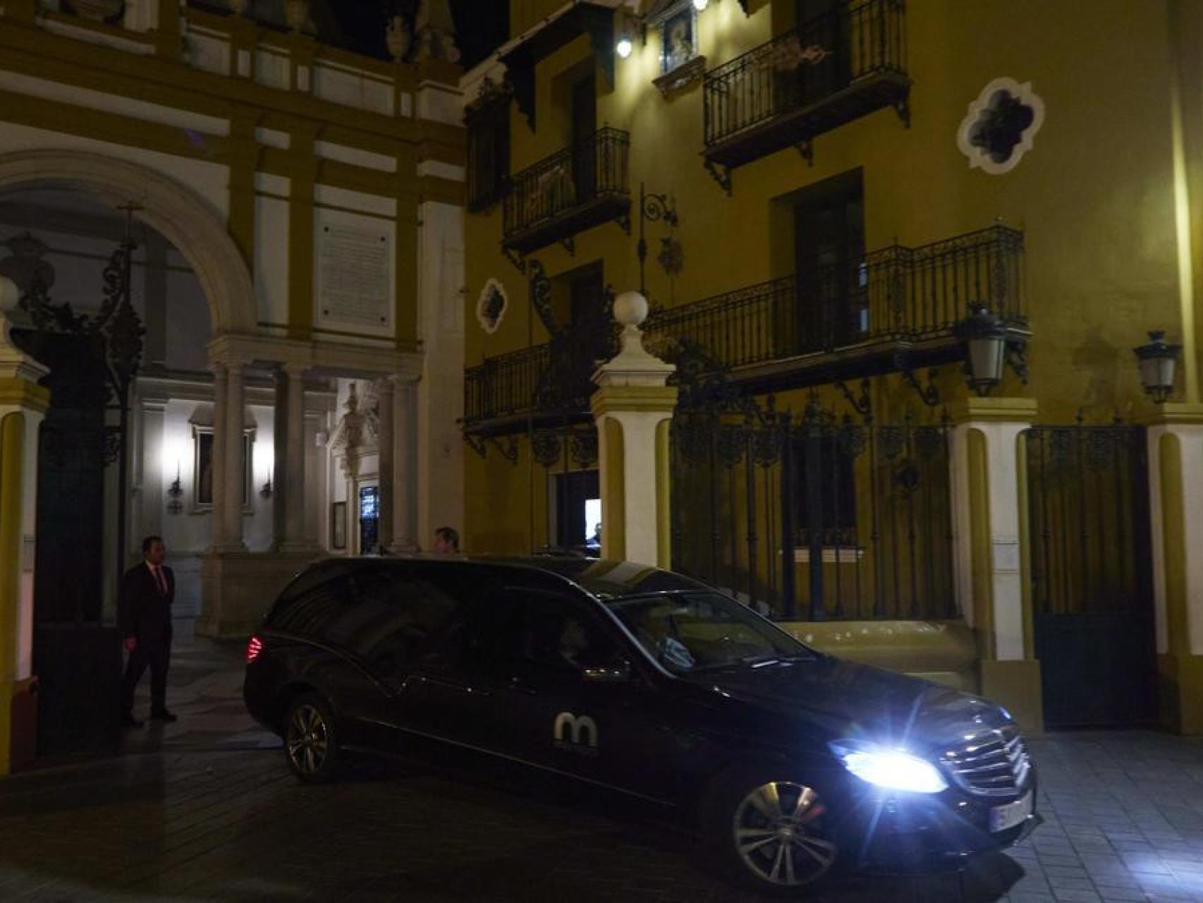Salida de un coche fúnebre de la hermandad de la Macarena tras el inicio de la exhumación de Queipo de Llano.