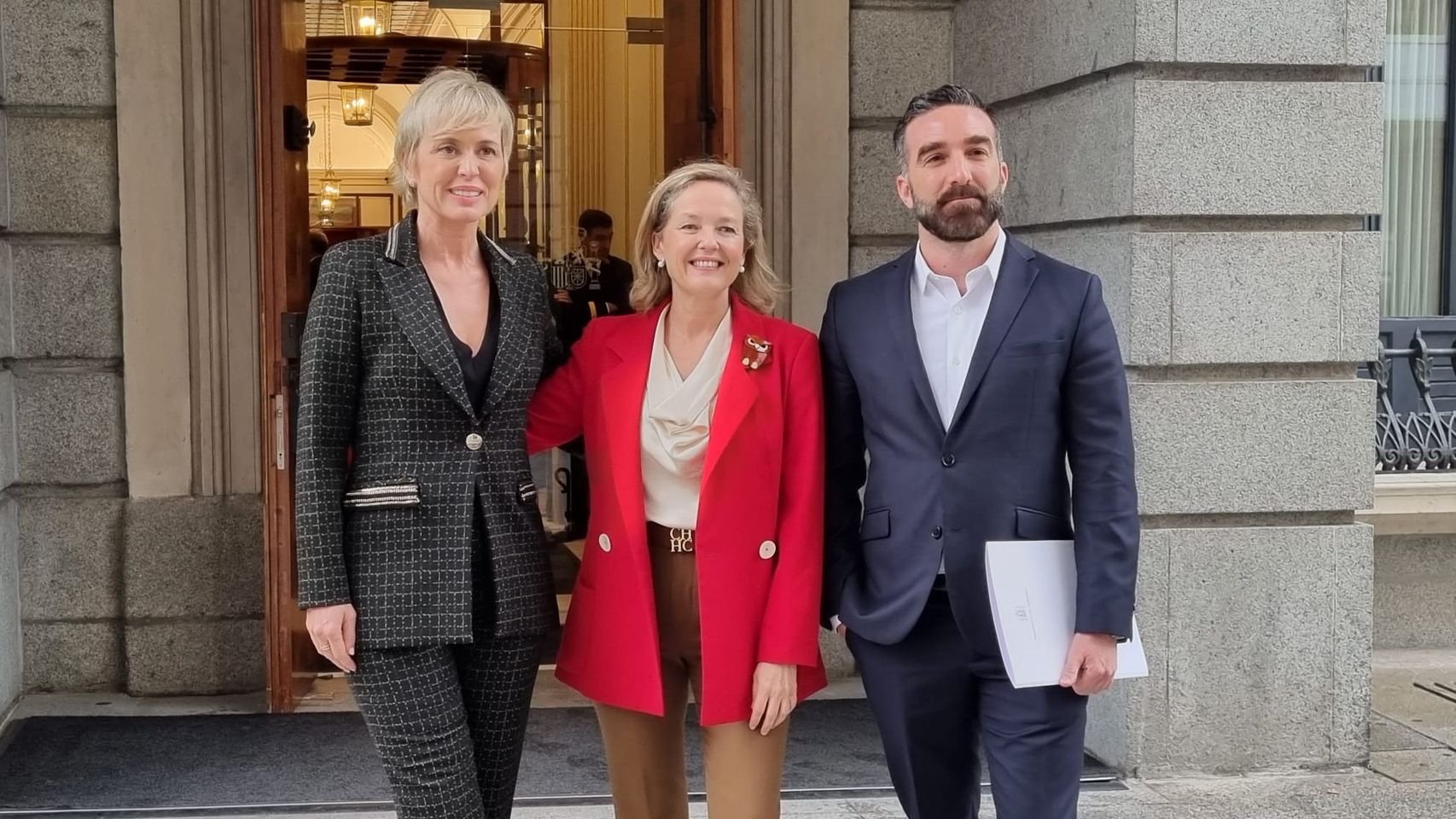 Carme Artigas, secretaria de Estado de Digitalización e Inteligencia Artificial; Nadia Calviño, vicepresidenta primera y ministra de Asuntos Económicos y Transformación Digital; y Francisco Polo, Alto Comisionado de España Nación Emprendedora esta mañana a las puertas del Congreso antes de la votación de la Ley de Startups.