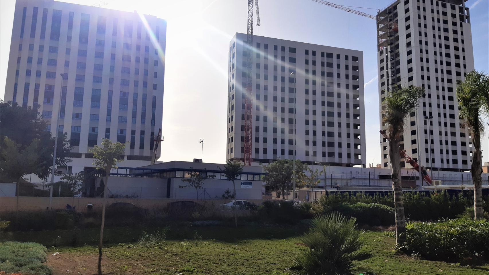Imagen de varios bloques de edificio en construcción.