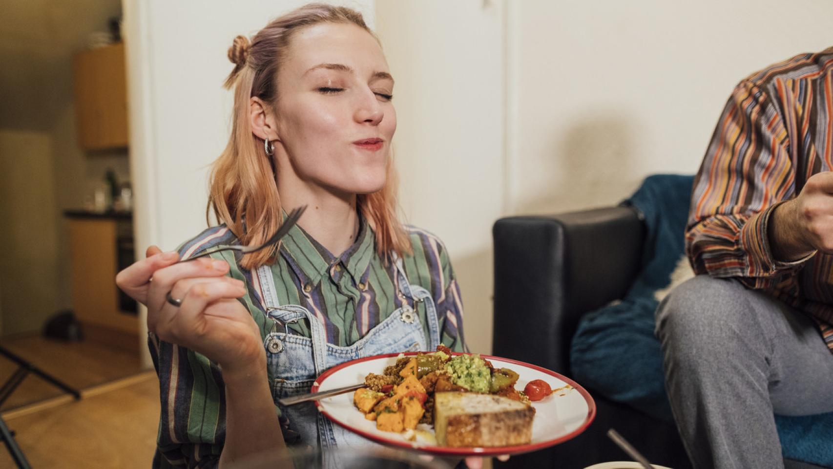 Una mujer disfrutando de su comida flexiteriana.