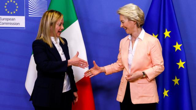 La primera ministra italiana, Giorgia Meloni, saluda a la presidenta de la Comisión, Ursula von der Leyen, durante su reunión este jueves en Bruselas