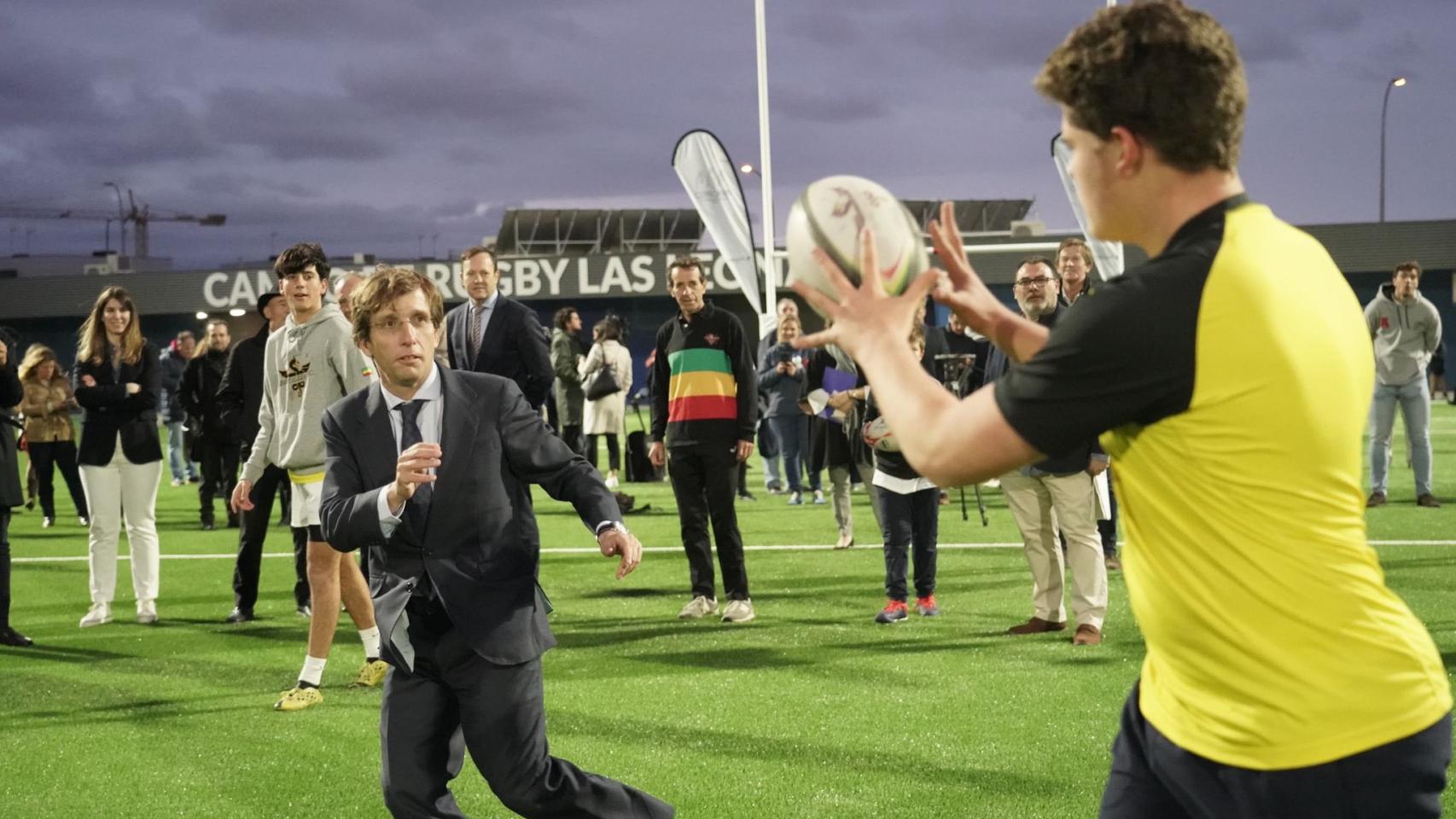 Almeida, durante la inauguración del campo en el Ensanche de Vallecas.