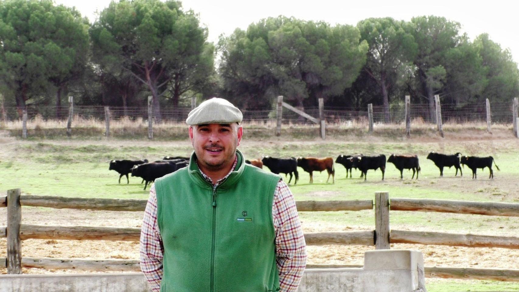 El ganadero posa en su finca de Alcazarén en una mañana de herradero