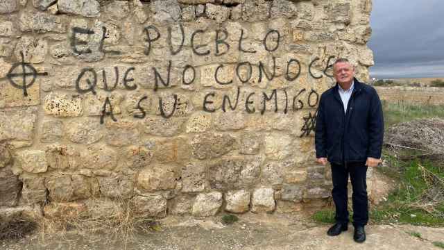 El alcalde Lorenzo Rodríguez posa ante una pintada antisemita.