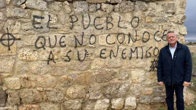 Lorenzo Rodríguez atendió a EL ESPAÑOL en el bar del pueblo.