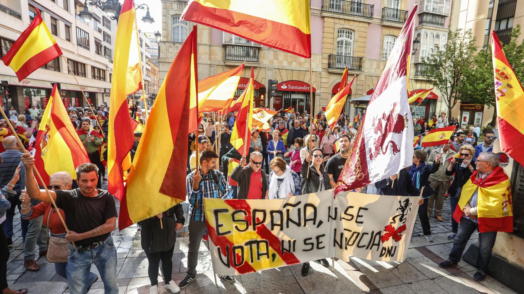 Concentración en contra del referéndum catalán frente al Ayuntamiento de León celebrada en León en 2017