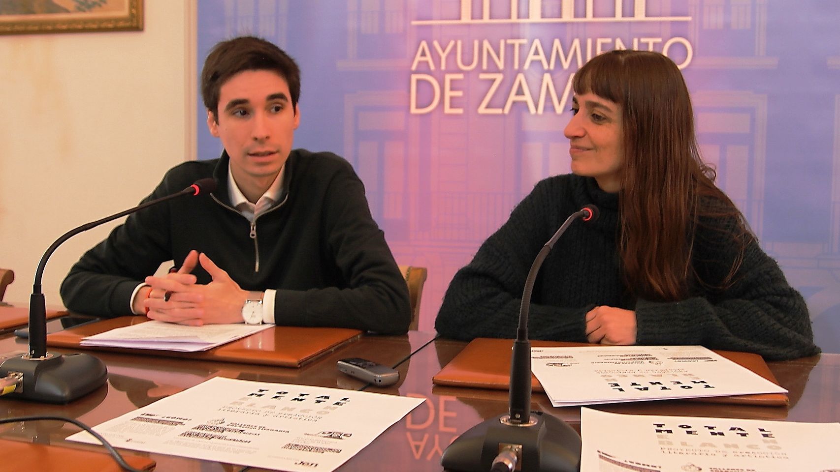 El concejal de Juventud, Sergio López, y la promotora cultural y representante de la Asociación JEN, Rosa Encinas, presentando el proyecto 'Totalmente en Blanco'