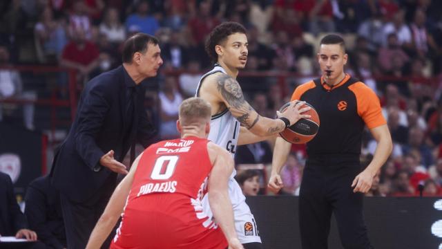Thomas Walkup controla un balón durante el partido.