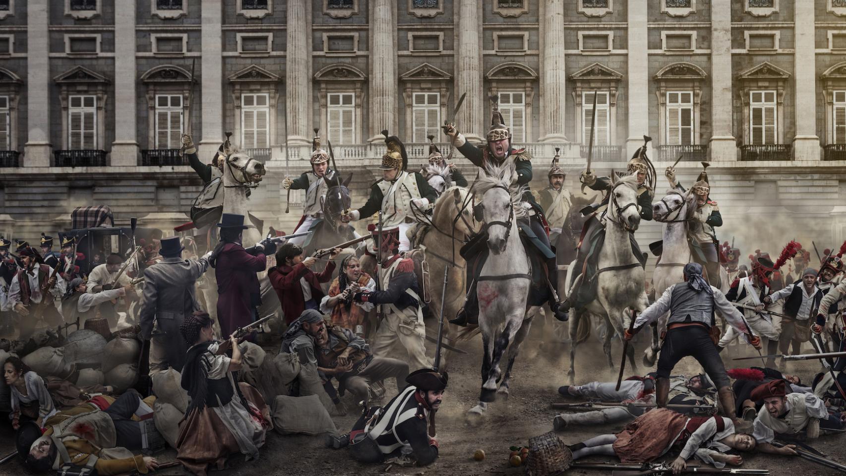 Dragones y granaderos franceses cargando contra el pueblo de Madrid.