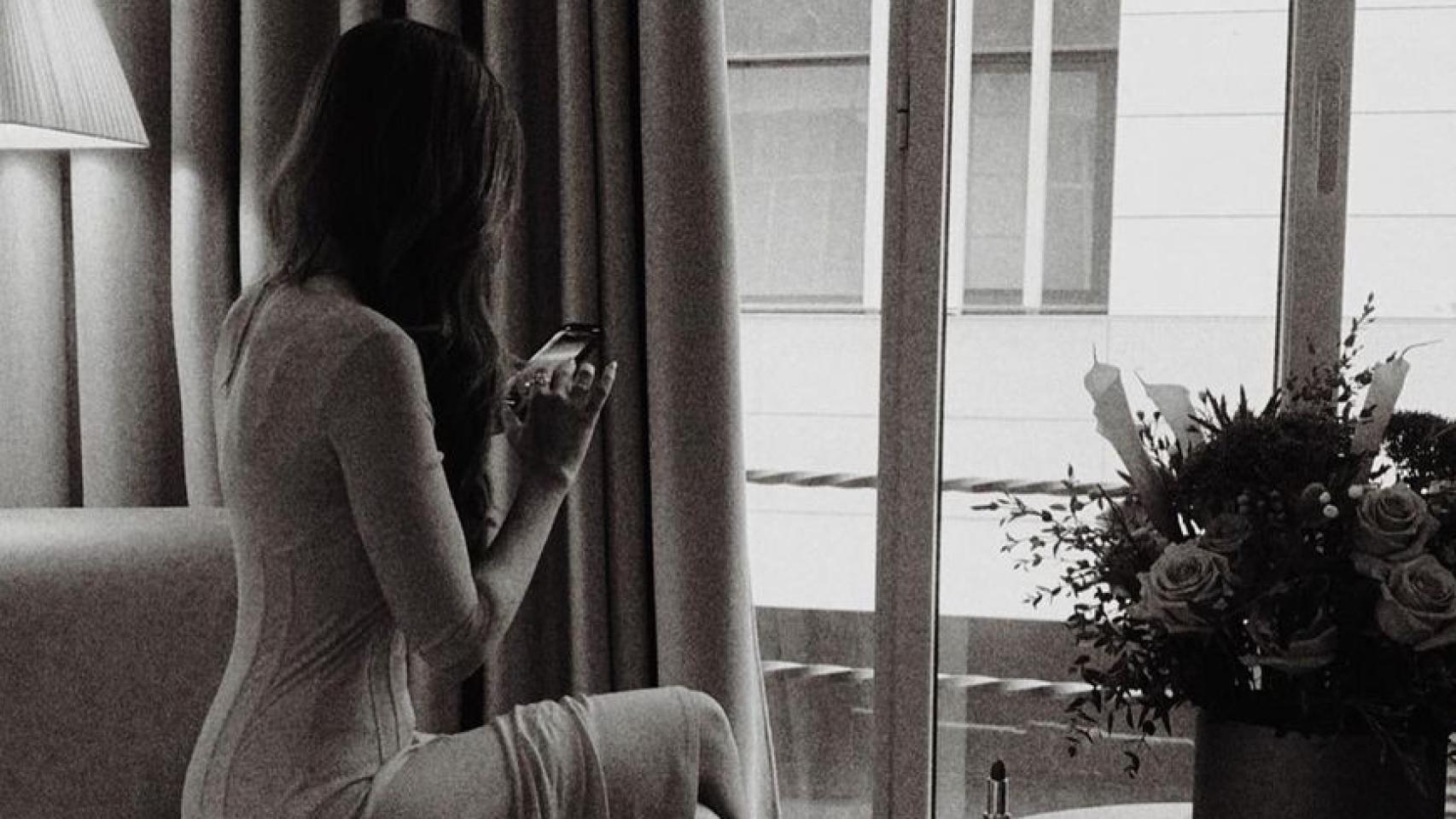 Imágenes del día: la enigmática y elegante Sara Carbonero luciendo un ajustado vestido