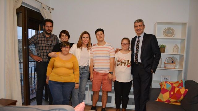 El presidente de la Diputación de Toledo, Álvaro Gutiérrez, visita uno de los pisos cedidos a Down Toledo