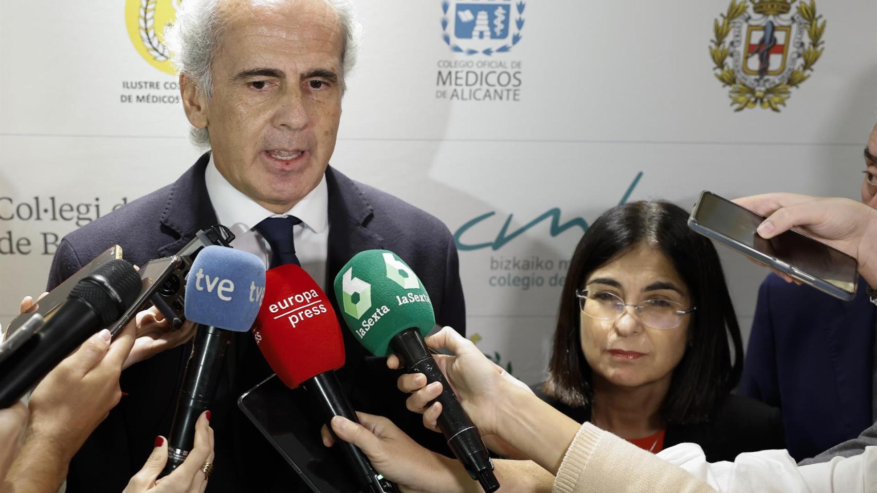 El consejero de Sanidad de la Comunidad de Madrid, Enrique Ruiz Escudero, este viernes junto a la ministra de Sanidad, Carolina Darias.