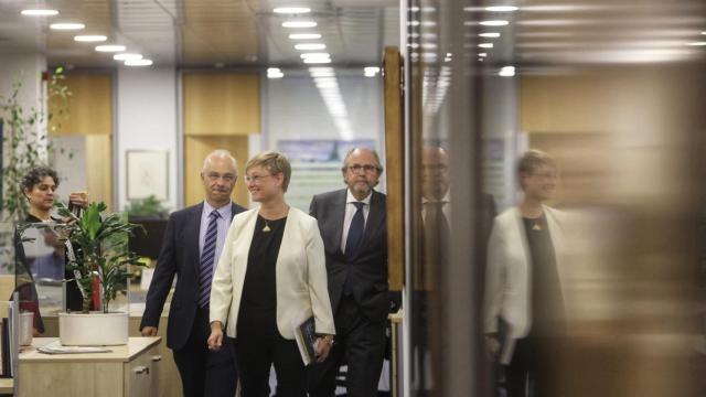 Virginia Guinda, vicepresidenta de Foment del Treball, flanqueada por Rubén Hernando, presidente de Acogen, y Santiago García-Nieto, de Confecat.