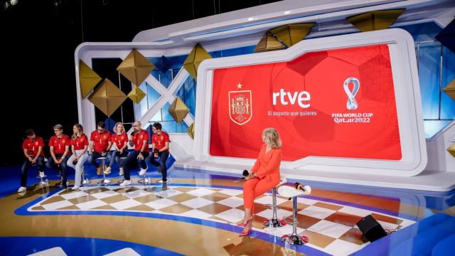 La directora de comunicación de TVE, María Eizaguirre y el equipo que trabajará en el Mundial de Qatar 2022 durante la presentación de RTVE de la cobertura, a 25 de octubre de 2022, en Madrid (España).