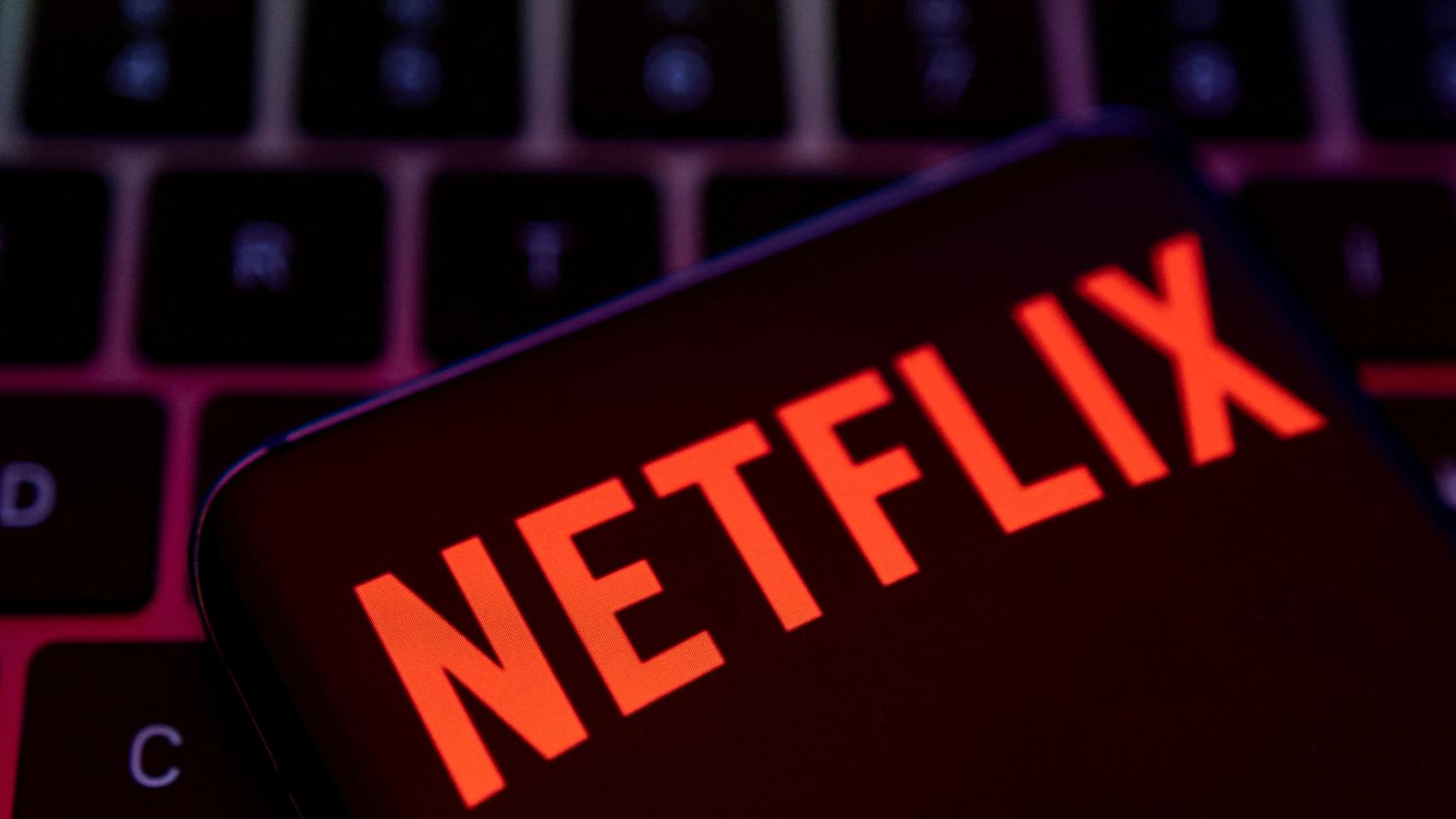 Logo de Netflix en un smartphone delante de un teclado de ordenador.