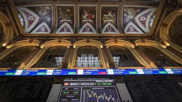 Un panel en el interior del Palacio de la Bolsa de Madrid muestra la cotización del Ibex 35.