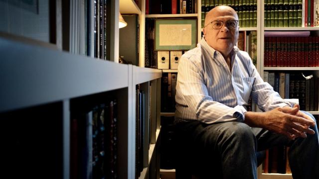 El abogado Carlos Ismael Álvarez, en la biblioteca de su casa.