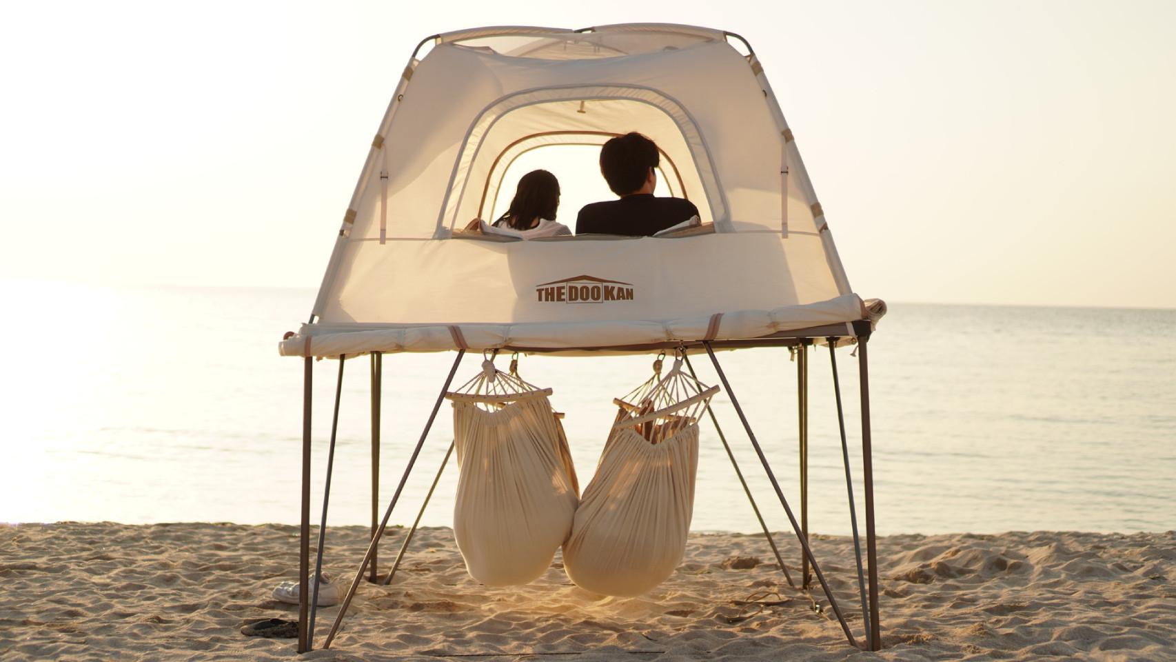 La tienda de campaña de dos pisos en la playa.